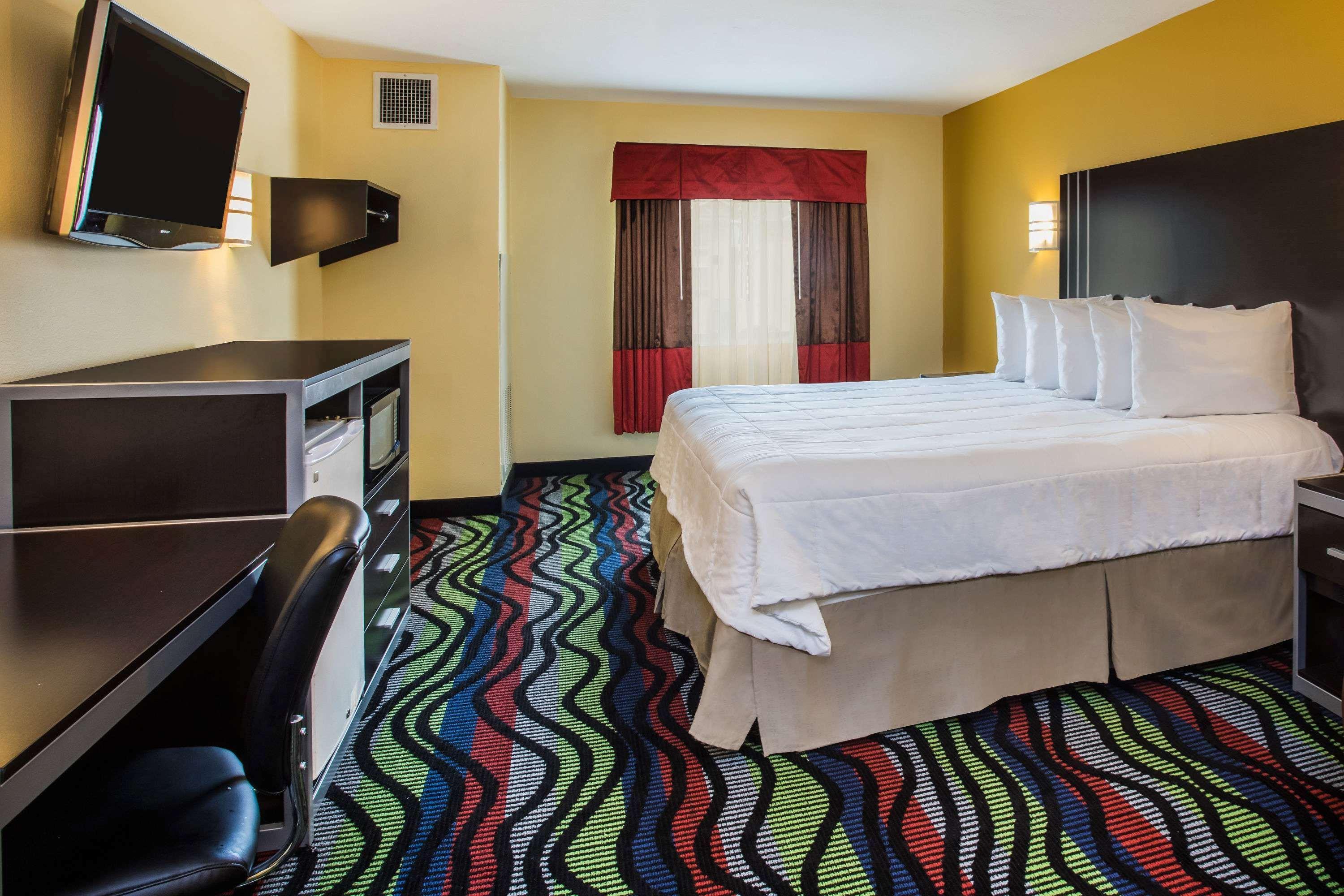 Days & By Wyndham Near Eisenhower Augusta